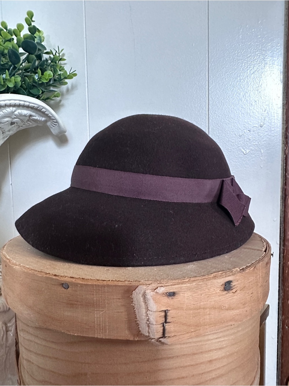 Vintage Berkshire Women's Brown Felt Cloche Hat with Ribbon Trim Pin Up